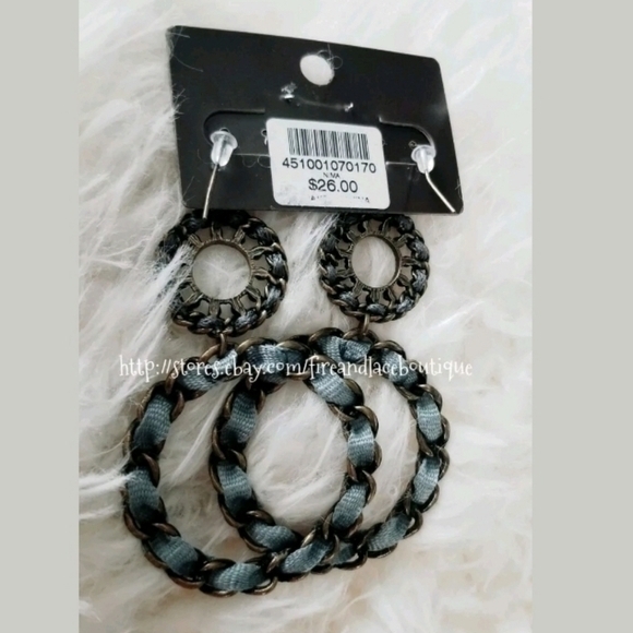 💥NWT💥 CHICO'S BLUE RIBBON CIRCLE EARRINGS - Picture 4 of 4